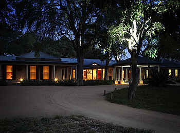 MalaMala Rattrays Camp: Die Hauptlodge bei Nacht MalaMala Rattrays Camp: Die Hauptlodge bei Nacht