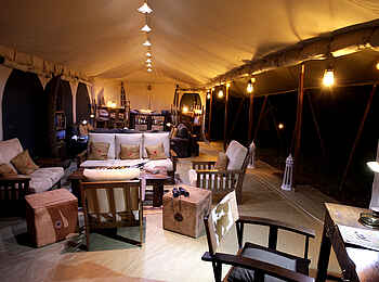 Mara Bush Camp: Der Barbereich mit Sitzmöglichkeiten Mara Bush Camp: Der Barbereich mit Sitzmöglichkeiten