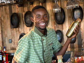 andBeyond Tengile River Lodge: Barman