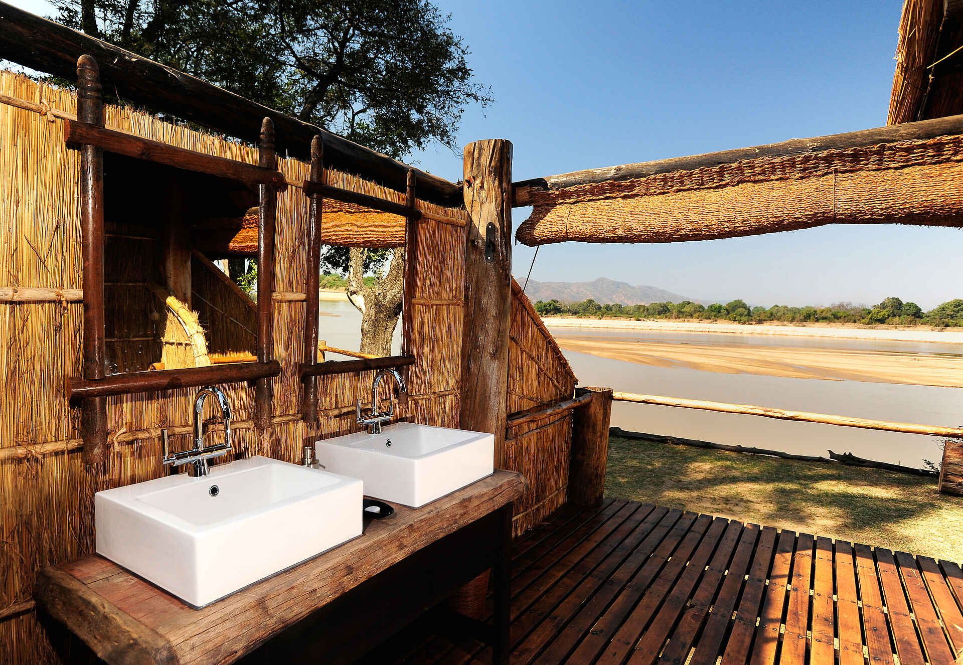 Bushcamp Company, Chamilandu Bushcamp, Game Drive, Lagune, Luangwa River, Luangwa-Tal, South Luangwa National Park, Walking Safari, Flussblick, Gästebad, Gästechalet, Gästezelt, Spiegeltisch, Waschtisch, Afrikarma, Afrikarma Safaris, Afrikarma.de, Andy Hogg, Paul Allen