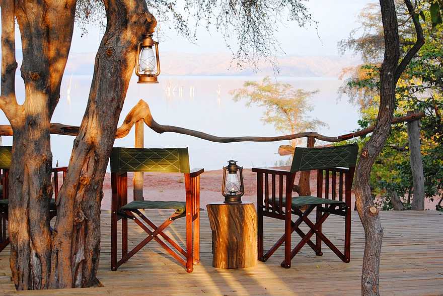 Changa Safari Camp: Deck am Ufer Changa Safari Camp: Deck am Ufer