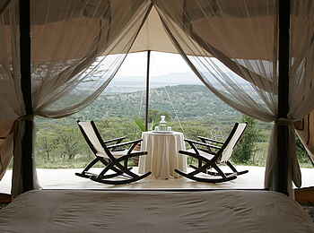 Cottar's 1920s Safari Camp: Veranda mit Schaukelstühlen