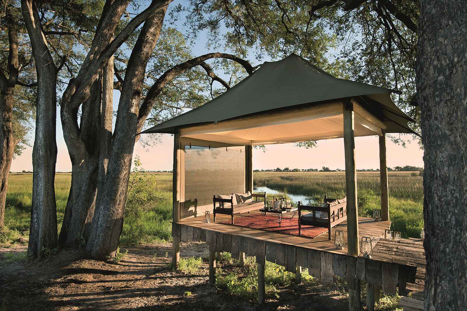 Duba Plains Camp: Überdachtes Deck Duba Plains Camp: Überdachtes Deck