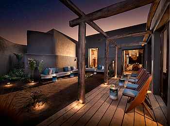 GweGwe Beach Lodge: Lounge im Außenbereich