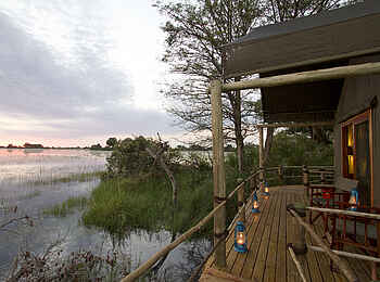 Jacana Camp: Terrasse am Wasser bei Sonnenuntergang Jacana Camp: Terrasse am Wasser bei Sonnenuntergang