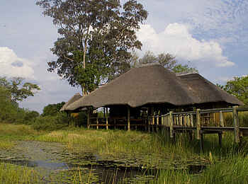 Lebala Camp: Hauptgebäude mit Steg