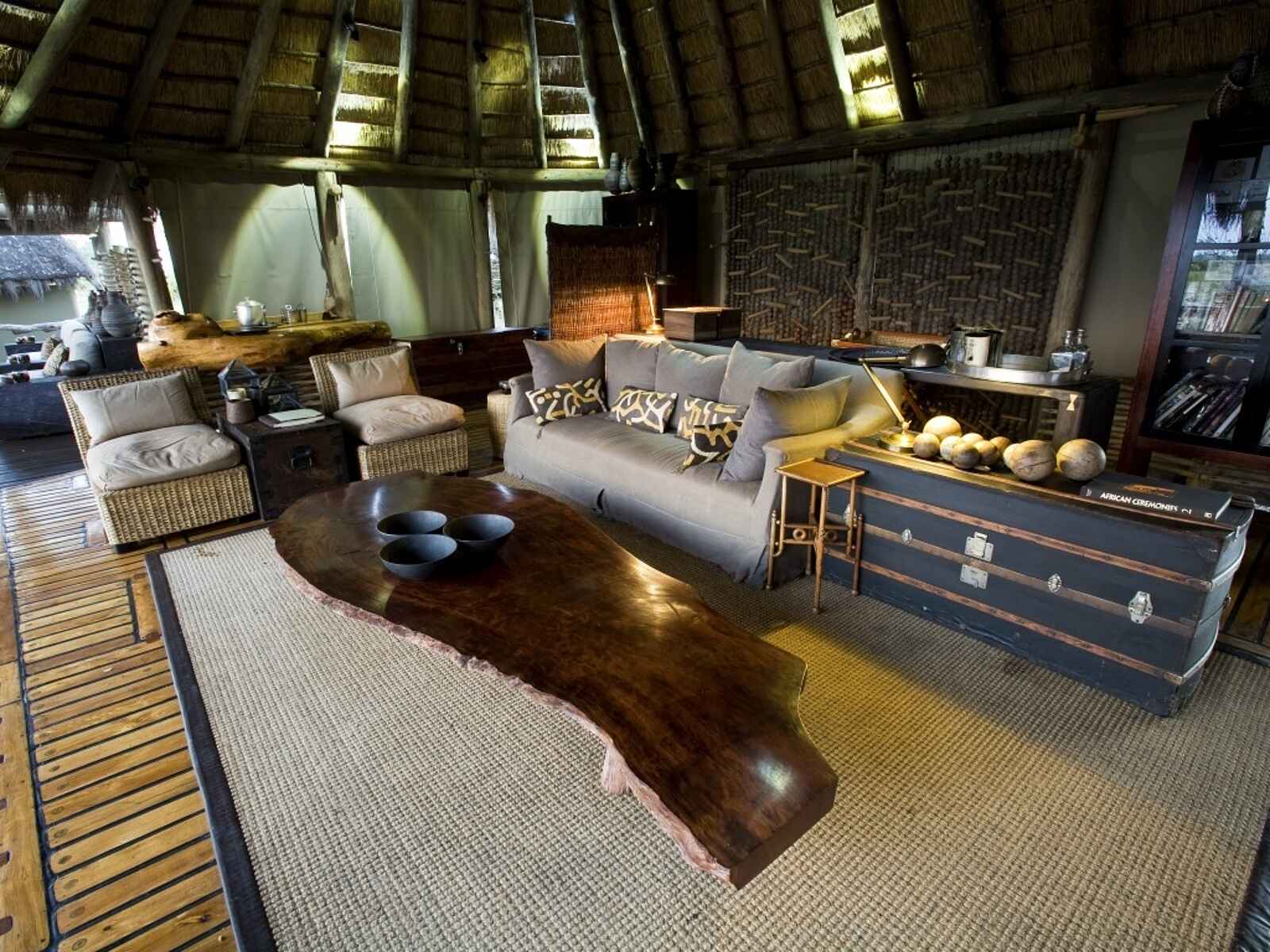 Little Mombo Camp: Lounge Little Mombo Camp: Lounge