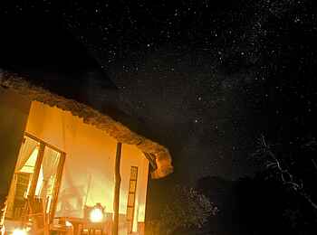 Mukambi Safari Lodge: Der nachthimmel über einem Chalet Mukambi Safari Lodge: Der nachthimmel über einem Chalet