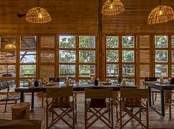 Munazi Lodge: Tisch in Restaurant