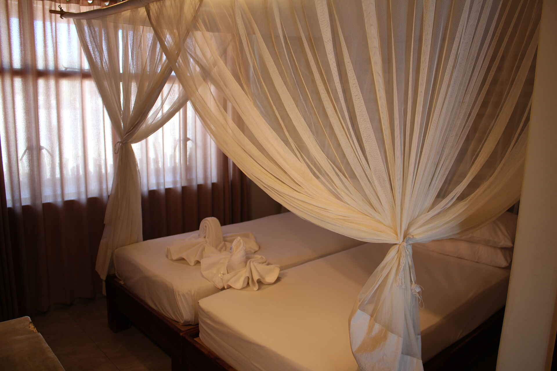 Okaukuejo: Doppelbett mit Moskitonetz