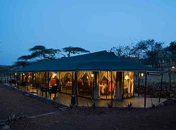 Ole Serai Luxury Camp - Moru Kopjes: Das Speisezelt am Abend Ole Serai Luxury Camp - Moru Kopjes: Das Speisezelt am Abend