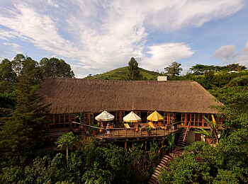 Papaya Lake Lodge: Retgedecktes Hauptgebäude