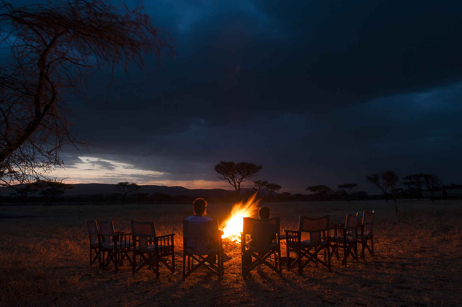 Serengeti Kati Kati Tented Camp: Lagerfeuer Serengeti Kati Kati Tented Camp: Lagerfeuer