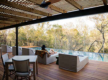 Simbambili Game Lodge: Pooldeck