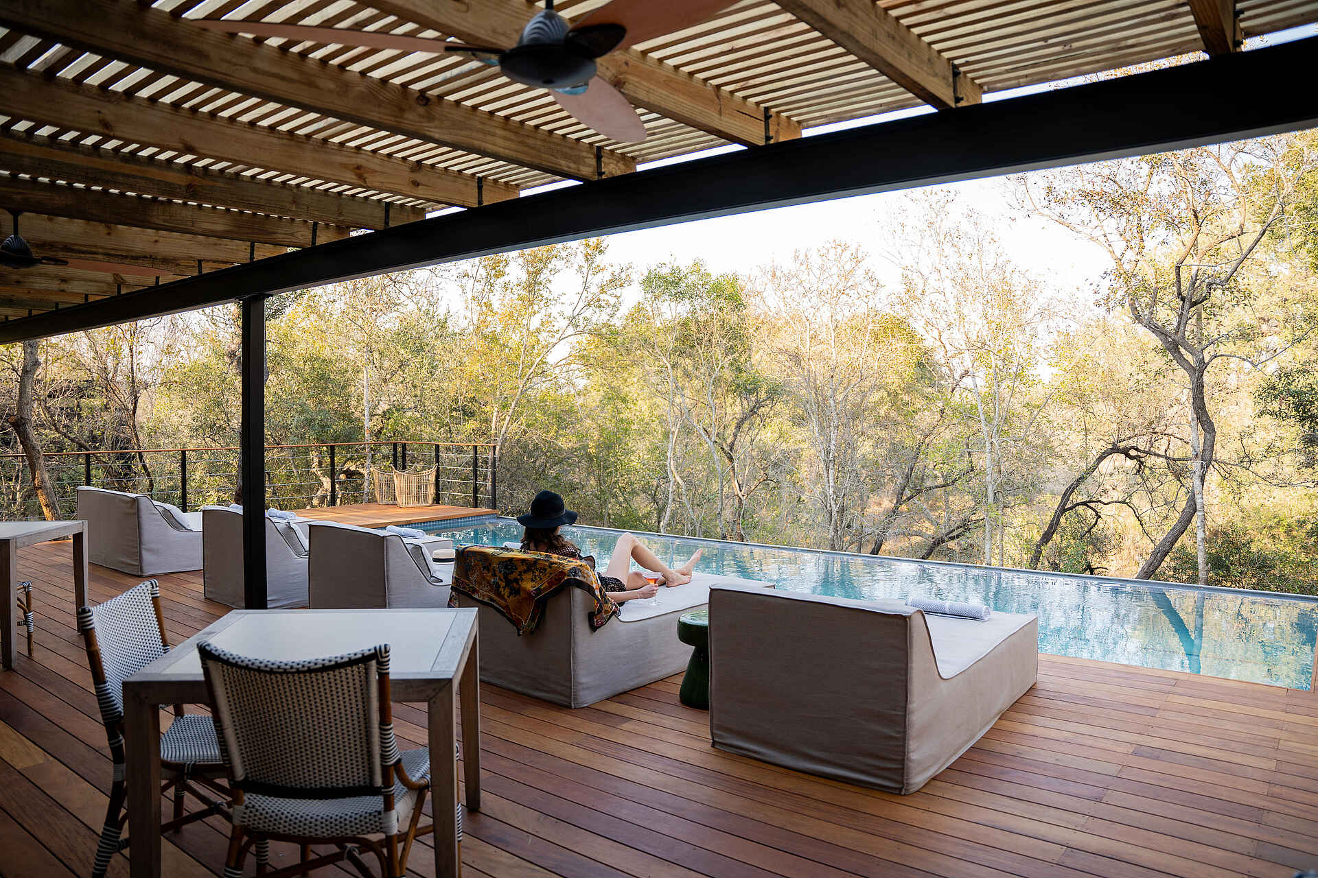 Simbambili Game Lodge: Pooldeck