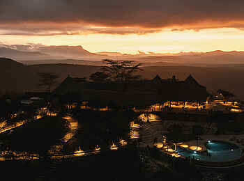 Soroi Lions Bluff Lodge: Lodge bei Nacht