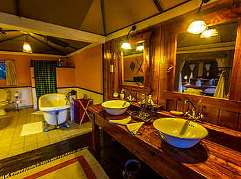 Tipilikwani Mara Camp: Luxury Tent Waschtisch