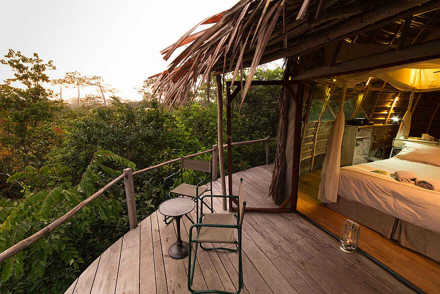 Lango Camp: Blick von der Veranda in das Gelände Lango Camp: Blick von der Veranda in das Gelände