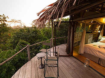 Lango Camp: Blick von der Veranda in das Gelände Lango Camp: Blick von der Veranda in das Gelände
