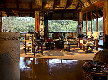 Makweti Safari Lodge: Lounge mit regionaltypischem Dekor