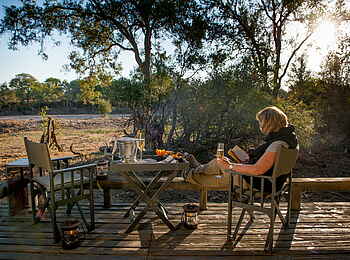Simbavati River Lodge: Gemütlich lesen auf der Terrasse