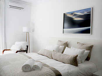 Swakopmund Luxury Suites: Bett Luxury Suite
