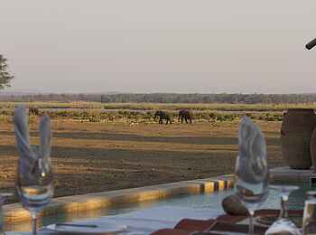 Anabezi Luxury Tented Camp: Dinner mit grandioser Aussicht