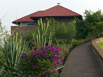 Bashay Rift Lodge: Gartenweg Bashay Rift Lodge: Gartenweg