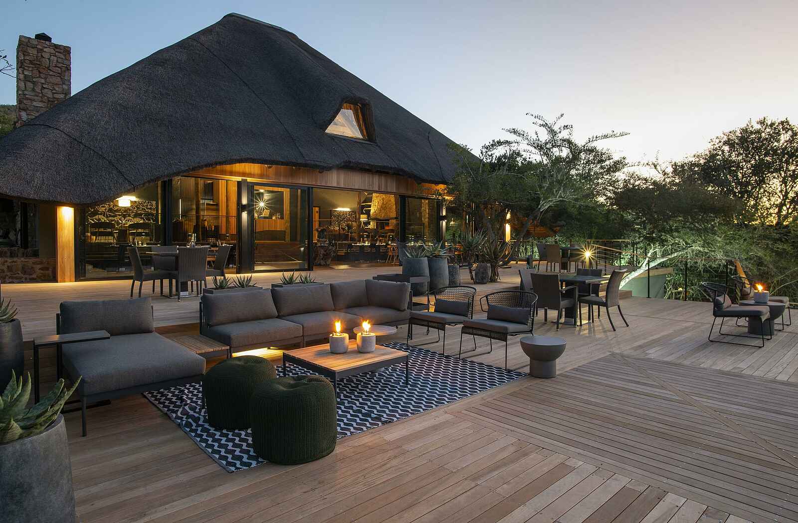 Bayethe Lodge: Die Terrasse mit Lounge Bayethe Lodge: Die Terrasse mit Lounge