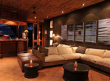 Chobe Marina Lodge: Main Lounge mit Bar