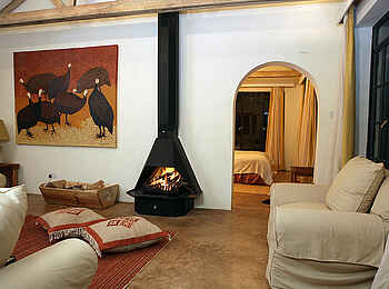 Clouds Mountain Gorilla Lodge: Kamin