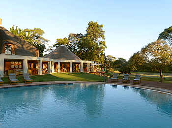 Lilayi: Garten und Swimming Pool Lilayi: Garten und Swimming Pool