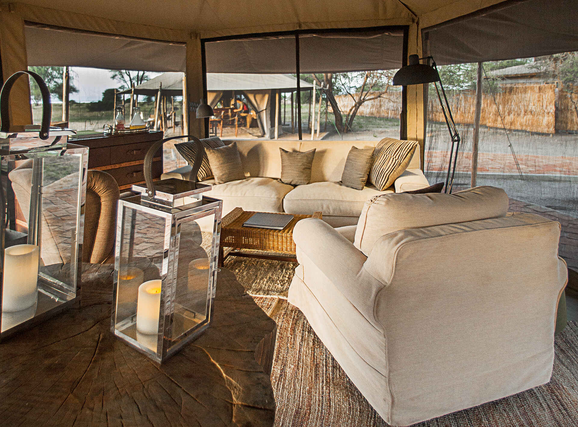 Little Chem Chem: Weiterer Loungebereich Africa, Afrika, Afrikarma, Aktivitäten, Anti-Wilderei, Buschwanderungen, Fabia Bausch and Nicolas Negre, Fabia Bausch und Nicolas Negre, Familie, Heißluftballon-Fahrten, Hubschrauber-Safaris, Information, Informationen, Kaiti, Kinder, Little Chem Chem, Manyara, Massai Dörfer, Nachhaltigkeit, Nachtpirschfahrten, Naturschutz, Nordtansania, Pirschfahrten, Reise, Reisen, Safari, Tansania, Tanzania, Tarangire Fluss, Tarangire National Park, Tarangire River, Tarangire-Nationalpark, Urlaub, Vollpension, Walkingsafaris, www.afrikarma.de, central facilities, zentrale einrichtungen, Couch, Couchtisch, Hauptbereich, Hauptgebäude, Kerzen, Lampen, Leselampe, Loungemöbel, Loungesessel, Loungezelt, Main buildings, Sessel, Sofatisch, Stehlampe, Vorhänge, Burungi See, Lake Burungi, north tanzania, Bilder, Buchen, Buchung, Chem Chem Wildlife Concession, Reiseveranstalter, chem chem lodge, Ausstattung, Einrichtung, main building