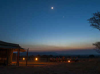 Mara Under Canvas: Gemütliches Beisammensein am Lagerfeuer