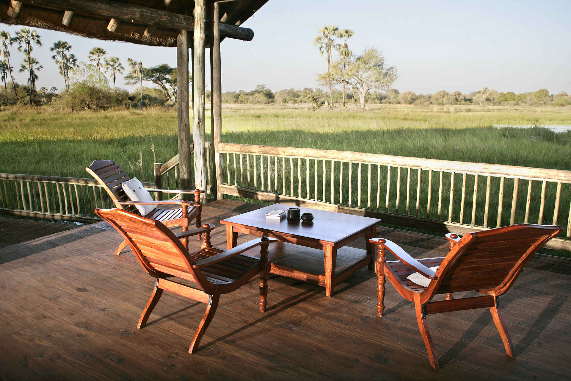Moremi Crossing: Aussichtsdeck Boro-River, Moremi Crossing, Moremi Game Reserve, NG 27B, Okavango-Delta, Pirschfahrt, Safari, Under One Botswana Sky, Deck