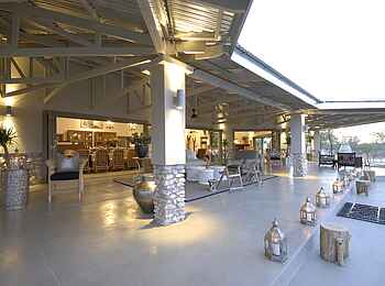 Mushara Outpost: Laternen auf der Veranda