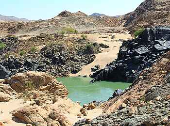 Okahirongo River Camp: Felsen und Fluss Okahirongo River Camp: Felsen und Fluss