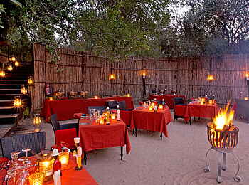 Royal Malewane: Essbereich mit Feuerstelle