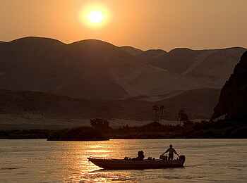 Serra Cafema: Sonnenuntergang auf dem Kunene