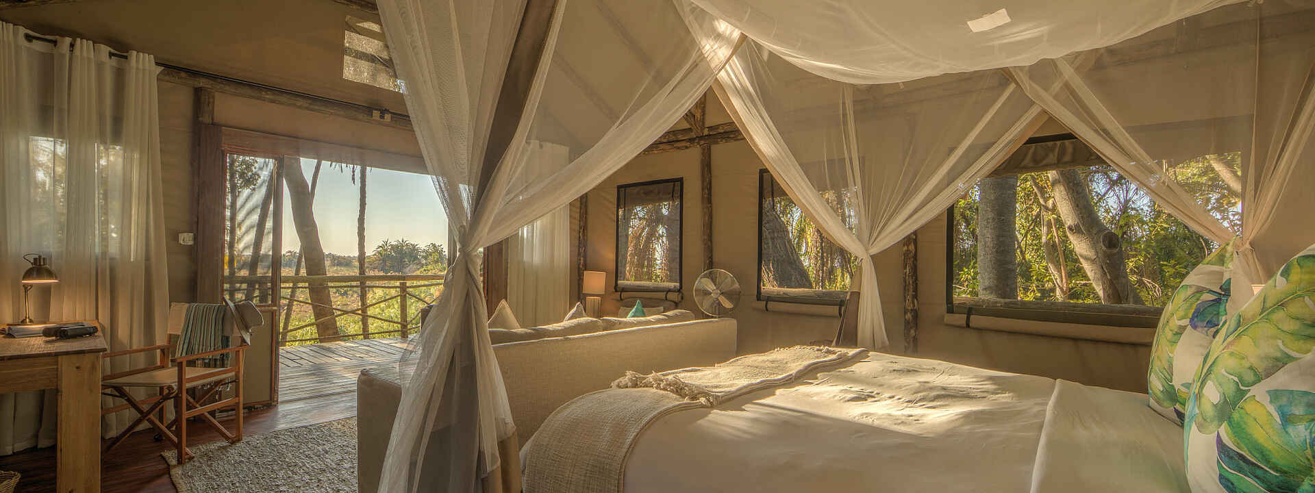 Blick aus dem Schlafzimmer auf die Veranda im Setari Camp