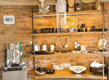 Thorntree River Lodge: Regal im Souvenirshop Thorntree River Lodge: Regal im Souvenirshop