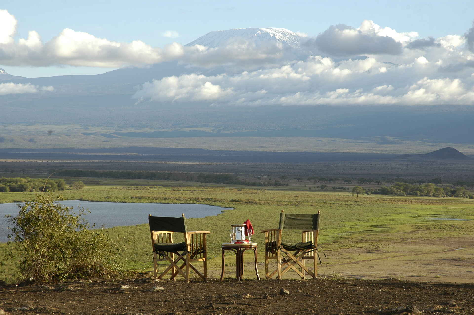 Afrika, Amboseli, Amboseli Serena Safari Lodge, kenia, Safari, Safari Fahrzeug, aktivitäten, außenansicht, kilimandscharo, landschaft, sundowner, Afrikarma, Afrikarma Safaris, Afrikarma Safaris - Wildnis. Hautnah., afrikarma.de