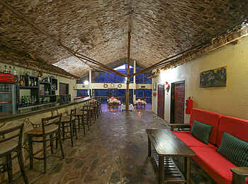 Mahogany Springs Safari Lodge: Bar und Restaurant