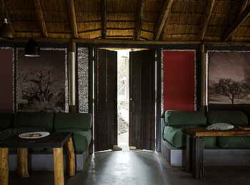 Simbavati River Lodge: Türe der Hauptlodge