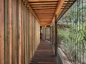 Tengile River Lodge: Verbindungskorridor der Familiensuite