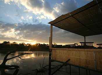 Kaingo Camp: Deck über dem Fluss