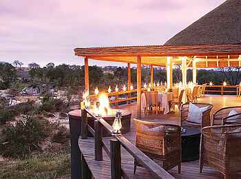 Londolozi Founders Camp: Dinner in der Dämmerung Londolozi Founders Camp: Dinner in der Dämmerung