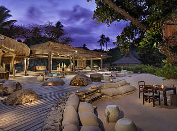 North Island: Die Piazza am Abend