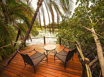 Nxamaseri Island Lodge: Veranda des Honeymoon Zimmers Nxamaseri Island Lodge: Veranda des Honeymoon Zimmers