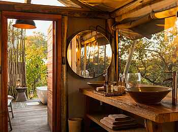 Sable Alley Camp: Waschtisch und Außenbad Sable Alley Camp: Waschtisch und Außenbad